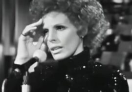 Milano ricorda Ornella Vanoni con una targa davanti al Teatro Strehler