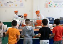 Lasagna con ragù di soia e pesce spada nel nuovo menù invernale delle scuole milanesi