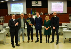 Un girasole per Alessandro: il Consiglio regionale ha ricordato il quindicenne scomparso sul campetto da basket di via Dezza a Milano