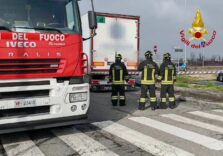 Ciclista di 65 anni muore schiacciato da un autoarticolato a Gaggiano