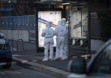 Milano, ruba la pistola a un vigilante e spara contro la Polizia che reagisce: aggressore ferito gravemente