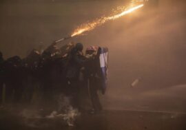 Corteo a Milano, lancio di fumogeni e petardi dai manifestanti. Poi scontri con la Polizia / Video