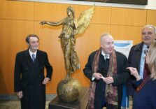 Milano, a Palazzo Lombardia per il periodo olimpico esposta la statua della ‘Vittoria Alata’