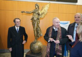 Milano, a Palazzo Lombardia per il periodo olimpico esposta la statua della ‘Vittoria Alata’