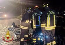 Scontro frontale tra auto e mezzo pesante nel Milanese: morta una donna di 59 anni