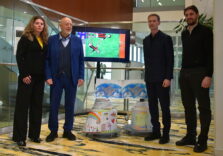 Milano, a Palazzo Pirelli esposto il disegno più lungo del mondo di pace e sport