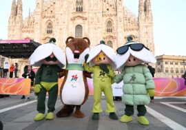 La fiamma paralimpica è arrivata a Milano, acceso il braciere in piazza Duomo