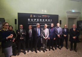 “Supereroi – Proteggiamo i Bambini Insieme”: a Palazzo Reale di Milano la mostra fotografica della Polizia di Stato