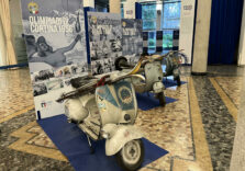 “La Vespa alle Olimpiadi”, nella sede dell’Aci Milano la mostra del famoso scooter italiano