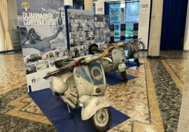 “La Vespa alle Olimpiadi”, nella sede dell’Aci Milano la mostra del famoso scooter italiano