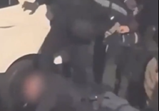 Poliziotto accerchiato e aggredito al corteo Askatasuna a Torino, le immagini