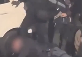 Poliziotto accerchiato e aggredito al corteo Askatasuna a Torino, le immagini