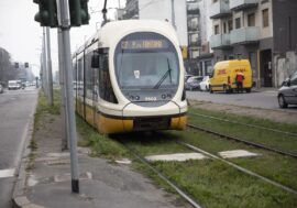 Milano, principio d’incendio sul tram 27: nessun ferito