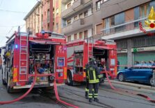 Milano, incendio in una palazzina in via Luigi Menabrea: evacuati i condomini, nessun ferito / Video