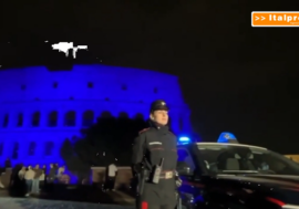 Colosseo illuminato di blu per giornata internazionale delle vittime del dovere