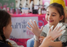 Studenti delle scuole primarie imparano la cura della pelle in classe in Sardegna