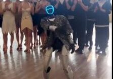 Un robot balla con gli studenti in un’università cinese