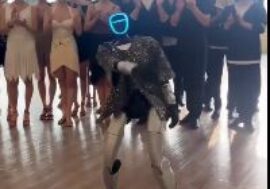 Un robot balla con gli studenti in un’università cinese