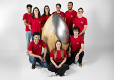 A Milano è arrivato “L’uovo di legno”, l’installazione simbolo del SaloneSatellite 2026 creata dagli studenti di Artwood Academy