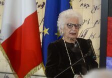 Liliana Segre al Memoriale della Shoah: “Mondo dell’odio sempre più vasto, ho 96 anni e mi scrivono ‘perché non muori?’”
