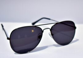 Aviator, l’occhiale da sole simbolo degli anni ’70 conquista i trend della bella stagione