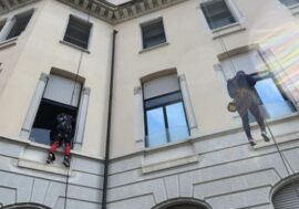 Per i bambini ricoverati alla Clinica Pediatrica De Marchi di Milano le uova di Pasqua arrivano dal cielo