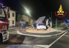 Cuggiono, auto si schianta su cappella. Salvi conducente e antico quadro del 1872
