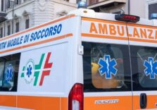 Tragedia nel Mantovano, investiti da un furgone mentre vanno al lavoro in bici: morti un 24enne e un 26enne