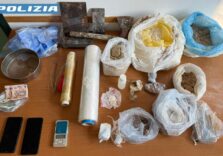 Quattro chili di eroina nascosti nel bagno condominiale, 52enne arrestato a Milano