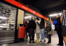 Frenata brusca della metro a Milano per evitare una persona sui binari, alcuni feriti contusi
