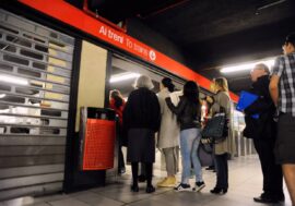 Frenata brusca della metro a Milano per evitare una persona sui binari, alcuni feriti contusi