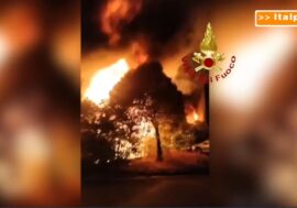Settimo Milanese, scoppia un violento incendio in un centro di autodemolizione / Video