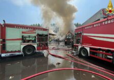 Incendio in una piattaforma ecologica alle porte di Milano, nessun ferito / Video