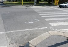 Due giovani in monopattino si schiantano contro un’auto a Milano, morto un 19enne