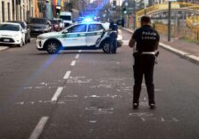 Scontro tra moto e mezzo dell’Amsa a Milano, giovane in codice rosso con fratture multiple