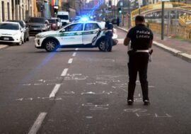 Scontro tra moto e mezzo dell’Amsa a Milano, giovane in codice rosso con fratture multiple