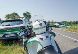 Agente della Polizia locale muore durante un inseguimento in moto alle porte di Milano, fermate due persone. Cordoglio di Mattarella e Meloni / Video