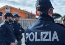 Tenta di strangolare un bimbo di 3 anni al parco a Brescia, arrestato