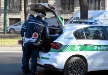 Travolge uno scooter e un pedone a Milano e poi fugge, arrestato. Grave il motociclista