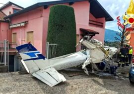 Ultraleggero si schianta su abitazioni nel Bergamasco, un morto e un ferito