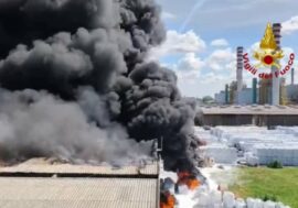 Incendio allo stabilimento Versalis di Mantova, evacuato il personale. Fontana: “Per fortuna nessun ferito”