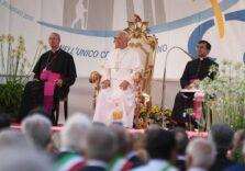 Il Papa in visita a Pavia: “Basta parole di odio e bullismo”. Fontana: “Una giornata storica”