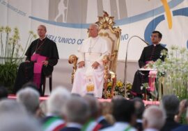 Il Papa in visita a Pavia: “Basta parole di odio e bullismo”. Fontana: “Una giornata storica”