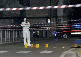 Accoltellato davanti a un supermercato, 19enne morto a Crema