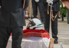 A Milano i funerali dell’agente della Polizia locale Francesco Imprezzabile, feretro accolto da un lungo applauso / Video