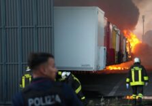 Domato dopo 12 ore di lavoro l’incendio nel deposito Brt di Milano Bovisa, resta l’allerta ambientale