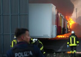 Domato dopo 12 ore di lavoro l’incendio nel deposito Brt di Milano Bovisa, resta l’allerta ambientale