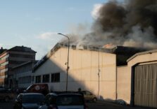 Domato l’incendio nel deposito Brt di Milano Bovisa, resta l’allerta ambientale. Arpa Lombardia “Da primi risultati nessuna criticità”