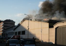 Domato l’incendio nel deposito Brt di Milano Bovisa, resta l’allerta ambientale. Arpa Lombardia “Da primi risultati nessuna criticità”