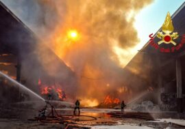 Incendio in un’isola ecologica nel Milanese, ferito un operaio / Video